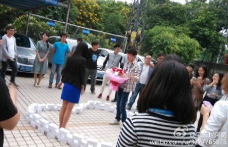 Китайский юноша сделал предложение руки и сердца из 99 айфонов