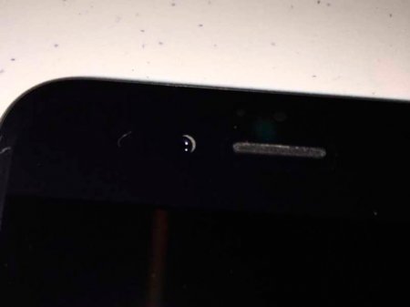 Владельцы некоторых iPhone 6 и iPhone 6 Plus обнаружили смещение фронтальной камеры