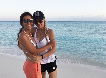 Отдыхая на Багамах, Анна Курникова опубликовала фото в бикини