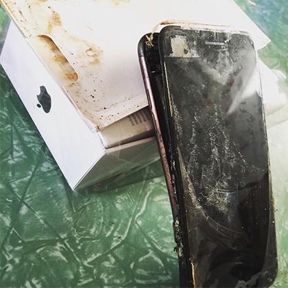 Смартфон iPhone7 взорвался в середине коробки при доставке