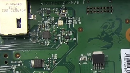 Microsoft изобразила Мастер Чифа верхом на скорпионе на печатной плате консоли Xbox One X