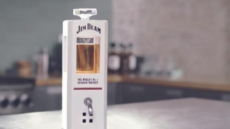 Jim Beam создала «умный» графин, наливающий виски по команде