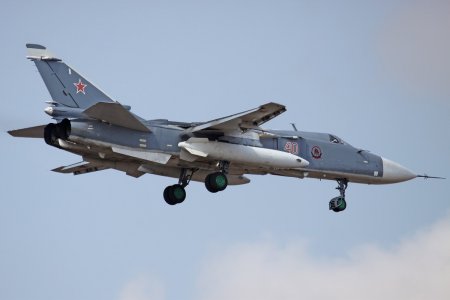 В Сети появилось видео полета Су-24М2 на предельно низкой высоте