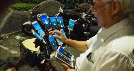 69-летний мужчина установил 11 телефонов на велосипед, чтобы играть в «Pokemon Go»