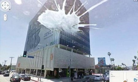 Пользователи Google Maps Street View приняли птичьи фекалии за взрыв в здании