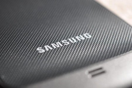Флагман от Samsung: Смартфон W2019 появился на фото