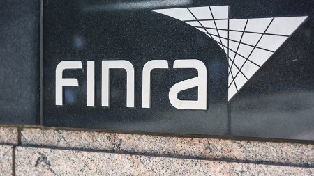 FINRA продлила срок подачи отчетности о работе с криптовалютами для своих членов