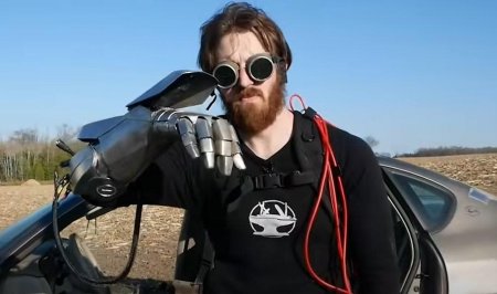 Блогеры воссоздали перчатку Тони Старка с резаком по металлу