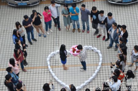 Китайский юноша сделал предложение руки и сердца из 99 айфонов