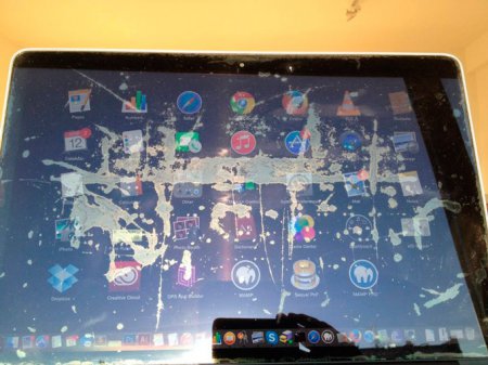 Некоторые владельцы MacBook Pro жалуются на облезающее антибликовое покрытие дисплея