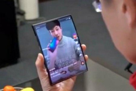 Xiaomi показала прототип своего складного смартфона с гибким дисплеем